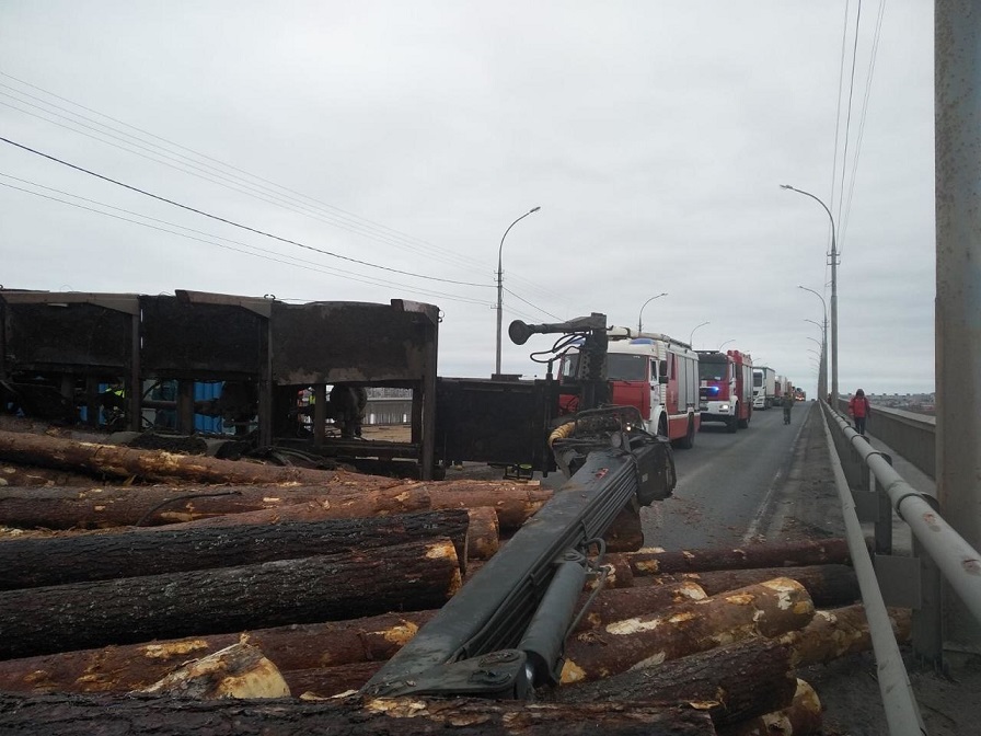 Из-за опрокидывания лесовоза на Краснофлотском мосту образовалась пробка 